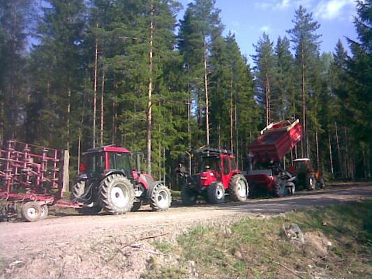 Touonteko vermeet 2010
Valtra A92 & Patu4200, Valmet 705 & Juko 250H, Valmet 602 & Velsa/Junkkari TV8500
Avainsanat: valtra valmet juko patu velsa junkkari