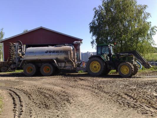 Jönssi ja Jossakin
JD 7710 & Joskin Modulo 2  14m3
Avainsanat: John Deere Joskin