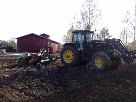 Kevätmuokkausta
Jussi Peura 7710 ja Amazone Catros 4m 
Avainsanat: John Deere Amazone