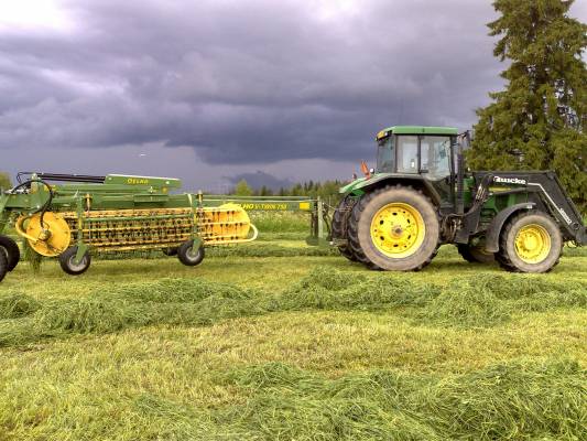 Eleho ja John Deere
7710 ja v-twinnerillä karhottamassa.. ei kyllä näin ekan teon jälkeen jääny hyvä maku uudesta karhottimesta. 4ha jälkeen rupes tulemaan ikävä vanhoja roottorikarhottimia :/
Avainsanat: Elho John Deere