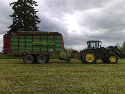 Ker(j)äyskone mallia Rausmanni Giga Vitesse III
Ensmäinen kuorma tällä yhistelmällä. Lopussa meinas rueta jo hyytymään
Avainsanat: 7710 John Deere Strautmann