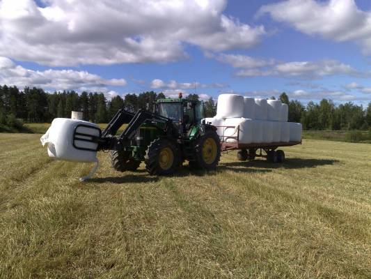 Paalikuorma
20 paalia kerralla. Nopiaan käy ku ei tartte kopista hyppiä
Avainsanat: John Deere