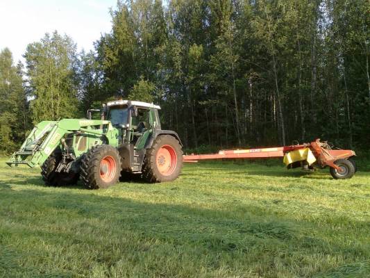 Ventti ja elho toisessa rehunteossa
Fendt 818 Vario TMS & Elho 
Avainsanat: Fendt Elho