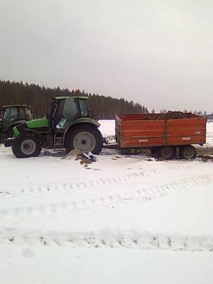 Deutz 130 ja tuhti myös takana pilkottaa deutz 165
haettiin rehua tavastkengältä
