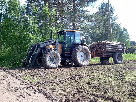 Valmet 665
Polttopuiden ajoa
Avainsanat: valmet 665