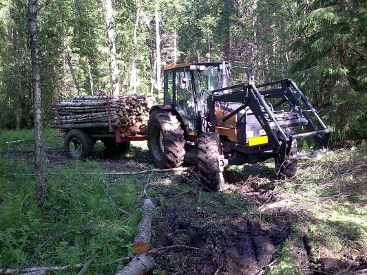 Valmet 665
Vanhalta niityltä puiden ajoa vaikka hiukan upottavaa olikin... Ainiin, kiitos hyttysille seurasta!!
Avainsanat: valmet 665