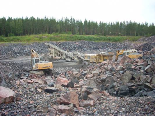 murskausvehkeet
Exteckin leukamurska, lokotrackin kartiomurska, Liebheri vasaroi ja Liebheri syöttää, taitaa se pyöräkuormaajaki sieltä takaa pilkottaa
Avainsanat: murska