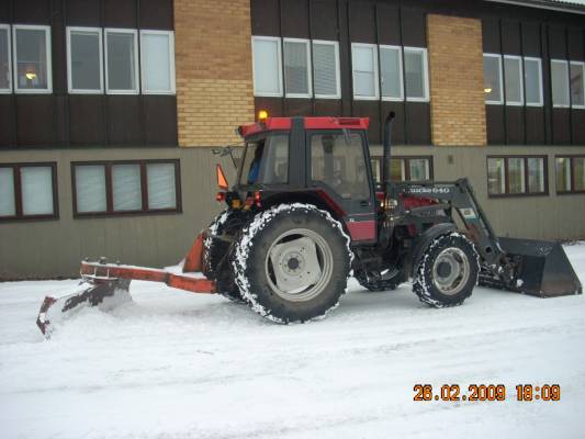 Auraushommissa
Alastaron loimikodin pihaa auraamassa.
Avainsanat: pikkunatikka auraushommia