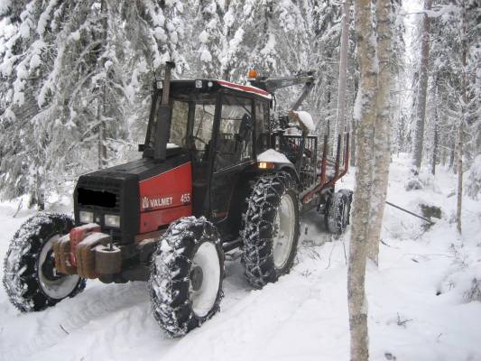 Valmet 455 ja 2xhakki
polttopuiden kanssa näpertelyä
Avainsanat: valmet 455