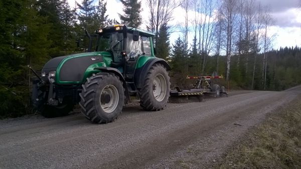 Valtra T 160 ja soukkio
Lanataan vaikka sitten tietä kun ei muutakaan ole.
Avainsanat: valtra soukkio