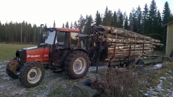 Valtra 455 ja hakit
Polttopuita
Avainsanat: valmet hakki