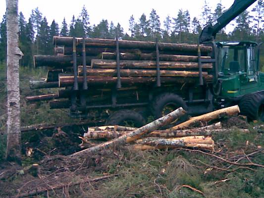 olis menny mut eturengas tökkäs ojan siltaa.itte sain pois ku tyhjensin kuorman,kallistin ja heitin koivukuituu alle
Avainsanat: ajokone