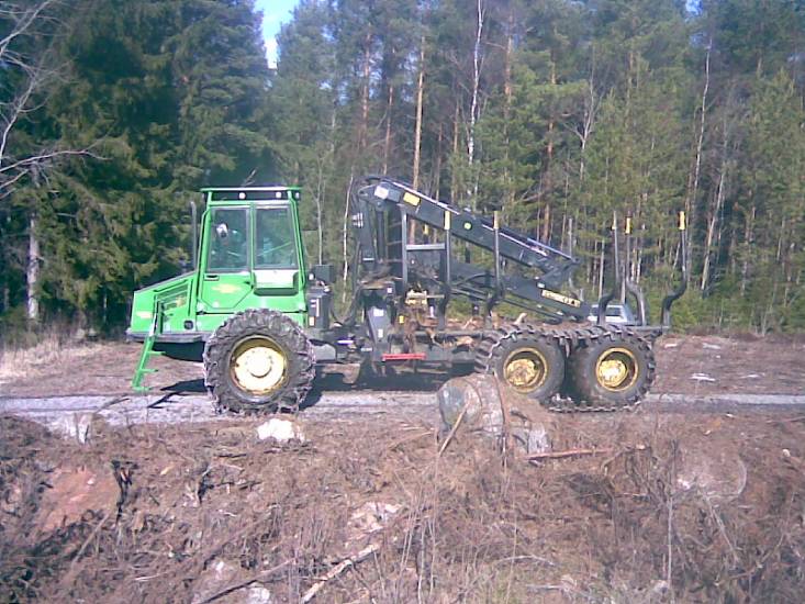 1010 D eco3
ekalta ajokonetuurilta kantojenajosta. Nyt jo 2012 sain itseäni niskasta kii ruveta opiskelemaan alaa
Avainsanat: john deere 1010