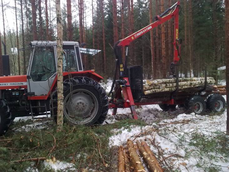 MF 699+patu 8T+patu 597
tolla oon oppinu mettäajon. 699 vetää hyvin ja vakaasti.vähä kömpelö vaa eikä oo mitää mettähyttii et huonos asennos joutuu olemaa. ja toi 1-palkkirunkone kärry o aika kiikkerä mut ketterä kyl hyd. aisaohjauksel.. tassut o paljo paremmat ku kiinteet.
Avainsanat: MF 699 patu