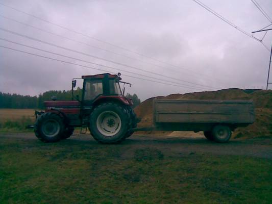 Case IH 1455 XL
kävin esipuhdistajanroskat kippaamas.on se vaa traktori toi.sitä raakaa voimaa mekaanisella laatikolla.vajaa 200 hv(kuulemma) ja ilmastonmuutos etenee!
Avainsanat: 1455