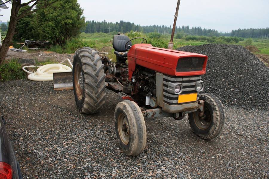 Massey-Ferguson 165
Tuommonen entisaikojen vetojuhta, joka toimii kaverilla nykyään omakotitalon piha nassikkana :D
Avainsanat: MF 165