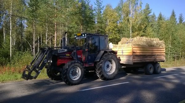 Hevoselle heinää talvikaudeksi
Valmet 705 & Velsa toimittamassa eräälle hevoselle talvikauden ruokalistalle kuuluvat heinät. 
Avainsanat: Valmet 705 Velsa Heinäkuljetus