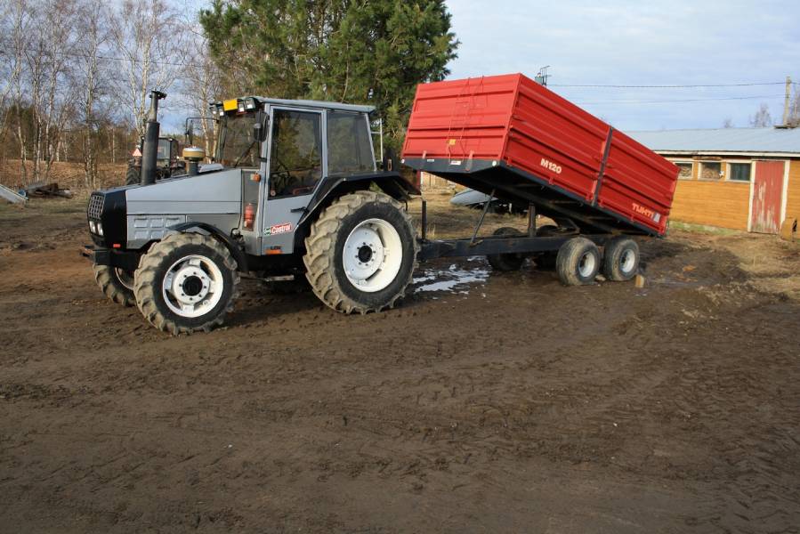 Valmet 605 pukkas M120 Tuhtin pesupaikalle
Tuhti sai Pineline pesun ja harjauksen läpi kotasin. Lavan pohjan ja runkopalakkeja tosin saan hiekkapuhaltaa ja maalata uusiks jossain vaihees kesällä ku kärrys ei oo tietystikkään käytetty maantiekalustossa tavanomaista happopohjamaalia niin suolatulla vt27 ajelu on tehnyt pikkuhiljaa tehtävänsä ja tehas maalit alkaa rapista lavan pohjasta ja runkopalakeista pois ja ruoste tulee tilalle.. En oo kyllä ennen käyttäny työkoneisiin happopohjamaalia mutta pitää tutkailla, josko se kävis alkydimaalien kans yks yhteen.. Ei tarviis sit toistaa samaa lavan pohjan ja rungon maalausta säännöllisin väliajoin..
Avainsanat: Valmet 605 Tuhti M120