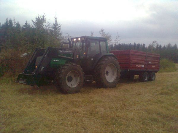 Valtra 8150HT + Quicke 970 & Tuhti M85
Naapurin Hitekki oli otollisessa kuvauspaikasa puintikauden keskellä suorittamasa kärrynvaihtooperaatiota niin otin sitte ohimennen kännykällä kuvan.. 
Avainsanat: Valtra 8150 HT Quicke 970 Tuhti