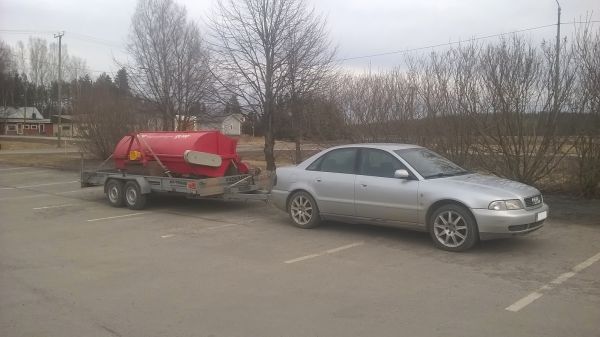 Agri Transportter vol.2 
Audi 2.8 Quatro & ATF traileri + Elho Master 300. Kuljetus on täysin laillinen KUN: Kuljettajalla on yhdistelmäajokortti, kuten minulla kyseisessä tilanteessa ( BECE ) Ja kun trailerin todellinen kytkentämassa ei ylitä kuorma päällä automallille sallittua jarrullisen trailerin kokonaismassaa niin saa ajaa vaikka Poliisisaattueessa koko matkan mutta kyseisenlaisen yhdistelmän kuljettaja päättää mihinkä sitten ajetaan ilman, että Poliisilla on asiaan mitään sanomista.. :D 
Avainsanat: Audi Quatro B5 ATF trailer