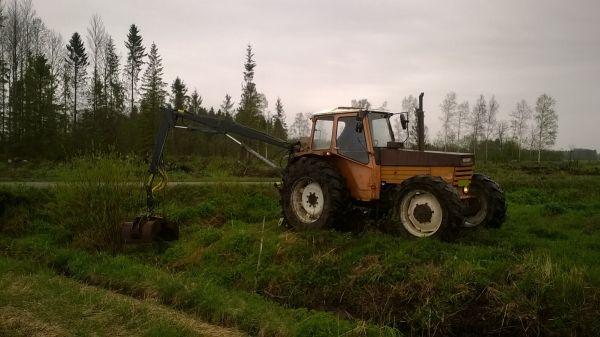 Rajaojan alajuoksun tilapäinen aukaisu
Valmet 903 & Vama kourakuormaaja kahmarivarustuksessa tonkasee rajaojan päädystä alajuoksun auki, joka patosi ylemmäs ojaan selkeästi vettä. Rajaojat kaivetaan uusiksi jokatapauksessa syksyllä
Avainsanat: Ojanpäädyn aukaisu kahmareilla