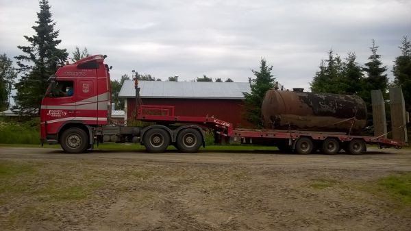 Volvo FH16 6x4 & Kelberg lavetti
14 kuution terässäiliö lähtee kohti uutta " underground tehtävää" :D
Avainsanat: Volvo FH16 Kelberg steeltank underground