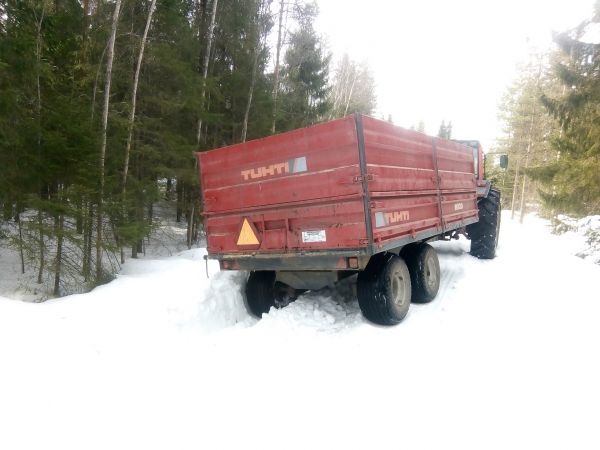 Se oli sellainen Farmerin lauantai..
Kyseistä oikotietä ei tullut talven mittaan hirveesti aurattua koska siinä oli jees kova polanneraide josta pääsi traktorilla kärryn kanssa ja ilman kuorma päällä tai tyhjänä. Kevät kuitenkin teki viimein tepposen aamun toisella kuormalla.. 
Avainsanat: Deep in shit with Tuhti and Metukka