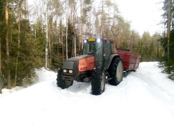 Se oli sellainen Farmerin lauantai..
Aluksi näytti kyllä, että nyt taitaa menee kärry nurin,koska kyytissä suhteellisen korkea ja aivan tarpeeksi painava kuorma vesihuuhtelulla poistettavaa voimalaitostuhkaa. Kyseisessä tilanteessa kärryn tukiveto pystyssä pysymiseen ois menny mehtähallituksen puolelle automaattisesti ja sinne pääsy ois ollu semmonen operaatio että päätettiin ottaa kaatoriski ja lähtä suoraan eteenpäin apuvoimilla.
Avainsanat: Deep in shit with Tuhti and Metukka