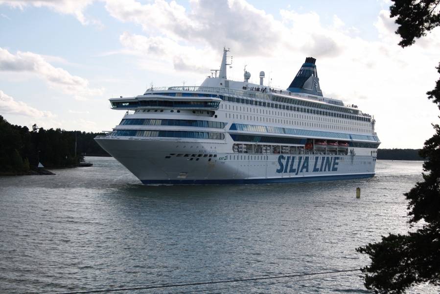 M/S Silja Europa. ( Meyer Werft, Papenburg Saksa 1993 ) Pääkoneet 4x MAN 31800 kw, apukoneet Wärtsilä. Matka-ajossa kulutus n. 7800 l / 100km nopeudella 21,5 solmua, joka vie 85%  maksimi tehosta. Korkeus kölistä savupiippuun: 62,2m, Syväys: 6,8 m 
Alunperin punavalkoiseksi syntynyt mahtipontisen Viikinki varustamo Rederi Sliten viimmeinen jytky, joka 1990 alkupuoliskon lamakaaoksessa upotti lopulta koko varustamon..
Avainsanat: Silja Europa MAN Wärtsilä