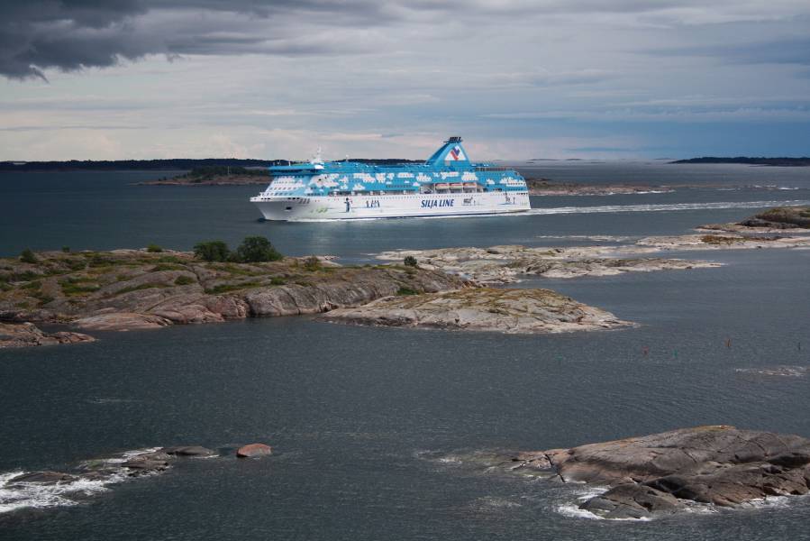  M/S Silja Galaxy ( Aker Yards, Rauma 2006 ) pääkoneet 4 x Wärtsilä 16V32  rapiat 26000 Kilowattia joilla saavutetaan tarvittaessa maksimisyväyksellä 6,4 metriä nopeus noin 41 Km/h 
Silja Galaxy halkoo tyyntä Ahvenanmerta kesällä 2011 kulkiessaan viimmeisiä kilometrejä Maarianhaminaan
Avainsanat: Silja Galaxy Wärtsilä 16v32 V16