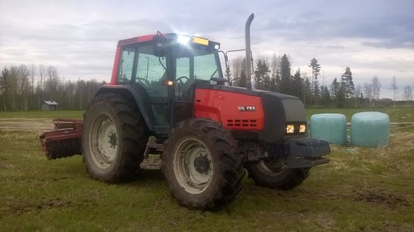 Uuden nurmen raiteiden jyräys. Suojaviljan korjuussa tuli raiteita viime syksynä niin piti niitä silotella
Valtra 6300 ja "Vannon kautta kiven ja kannon - tyyppisesti " lainattu raskaampi jyrä, jolla heinikon raiteet sai paremmin painuun tasaiseksi. Vannominen sisälsi lupauksen, että jos pilkon jyrän ajamalla niin korjaan tai ostan tilalle toisen vastaavan täysin ehjän jyrän, jos ajan jyrän täysin palapeliksi. Lisäksi vannominen sisälsi lupauksen, että jyrän lainaaminen ei tule tavaksi toistumaan ja hommaan itselleni vielä vähä raskaamman nurmijyrän.. :D 
Avainsanat: Nurmen rullaus