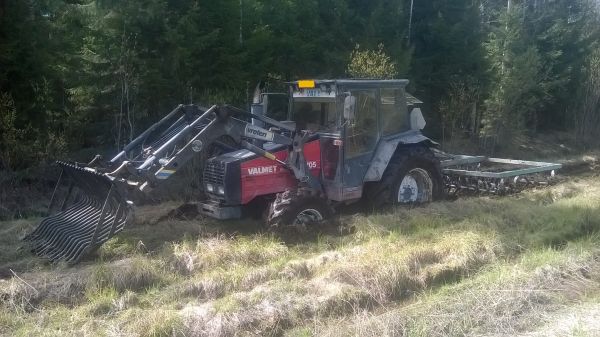 Humpsistaheijjaaaaaaaaaaaa - Ja eikö vetoketjun virittelyyn..
Korpikuusikon varjoisalta puolelta löyty pieni läntti juoksuturvetta ja paripyörät tietenki oli konesuojan seinänkoristeena kotosalla, koska eipä niitä ois tarvinut kuin tuolla ja se selvis vasta jälkikäteen.. :D 
Avainsanat: Valmet 705 Kronos 3150L Juoksuturvetta