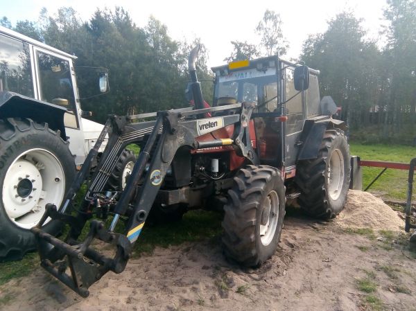 Kestävä tarvike pakoputki
Joo kestihän tuo indokiinahaalinta pakoputki jopa useamman kuukauden ennenkö meni täysin poikki vaimentajan alapäästä. Ei oo osunu yhtään mihinkään mutta sorateillä nyt on toki tullu kesäajeltua ja tuommonen tarvikepakoputki ei semmosta näimmä kestä kun tiessä on koloja.. Rupes heiluun reilun kuukauden kuluttua ja annettiin kokeeksi sen heilua sitte rauhassa niin kauan että menee täysin poikki ja 3 kuukautta siinä meni että pakoputkesta tuli " roottoripurje " joka pyörii putken alkukäyrän ympärillä kolojen mukaan :D Nyt sen voiki heittää sitte romuksi ja hankkia tilalle ehjän alkuperäisen purkuosana.. :D 
Avainsanat: indokiinahaalinta