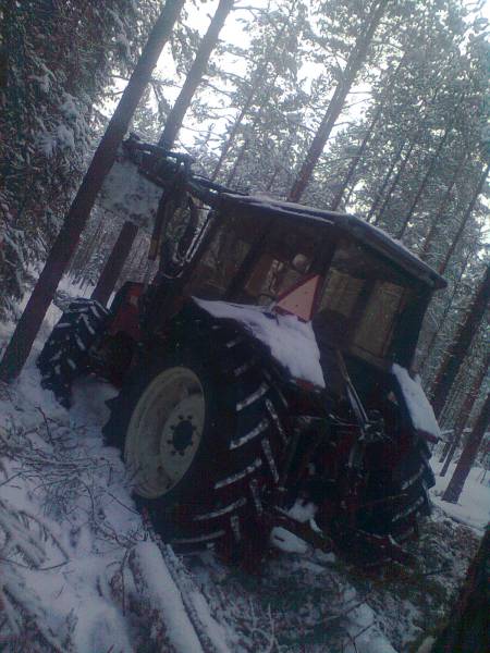 Motorisoitu kaatovänkä mallia Valmet 705 & Vreten
Ei ollu meikäläisen idea mutta kuhan satuin rämpiin paikalle sopivasti niin otin kuvan ennenkö tukki kellahti sinne mihin pitikin eli ajotien varteen. Idea siis toimi.. :D  
Avainsanat: Kaatovänkä Tukki Valmet 705 Vreten F16