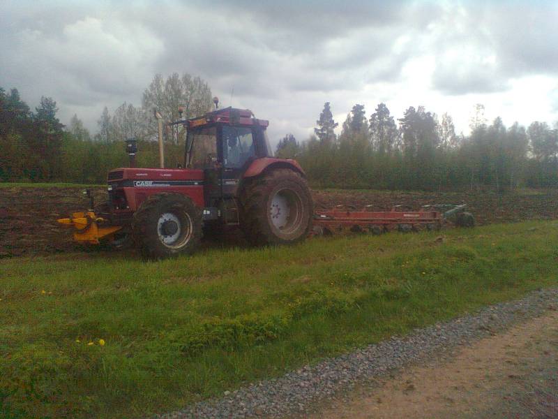 Case IH 1455 XL & 5 siipiset puolihinattavat kvernelandit
Rankkoihin hommiin radikaalit ratkasut. Mörkö IH antaa norjalaisilla joutusaa kyytiä suomalaiselle isänmaalle 
Avainsanat: Case IH 1455 XL Kverneland