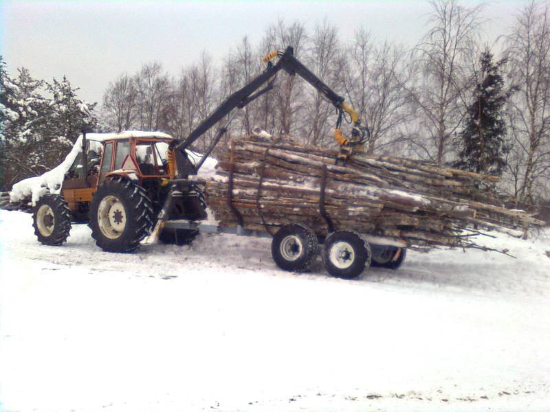 Laanilla kuorman purkua ootellessa
Valmet vetää ja Patu seuraa peesis. Kuormaus ja purku Vamalla as allways..
Avainsanat: Valmet Vama Patu