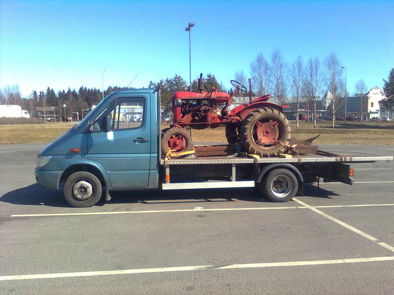 Sprintteri ja Valtion Metallilitehtaiden traktori tuotantomalliversio järjestyksessään toinen.
Eli sprintter kiidättää vuoden 1955 Valmet 20 kohti uutta kotia. Traktori on ollut alusta asti rekisteröity ja kyseinen yksilö on yksi kolmesta vuoden 1955 Valmet 20  malliversiosta, jonka suomen traktoreiden rekisteritilasto tuntee.
Avainsanat: Sprintter Valmet 20