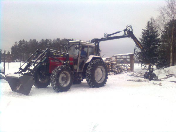 MF 399 + Foresteri & Kotipajan rullaharvesteri
Isän serkun Massikka mehtävarustuksessa. "Hakkuupäällä halkoja" :D Oikeasti katteltiin vaan liikesarjoja läpi ja juteltiin yhestä asiaan liittyvästä seikasta. Mutta samalla tietty meni pari pölökkyä rankakasasta halakomittaan.. :D 
Avainsanat: MF 399 Foresteri rullaharvesteri