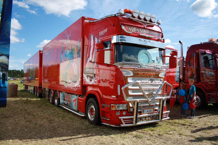  Scania R500 Trans Härmä - Viking
Räppäilyyn pohjautuen tämä se sitten on "Virallinen maanteiden kingi"  :D
Avainsanat: Maanteiden kingi Trans Härmä Viking