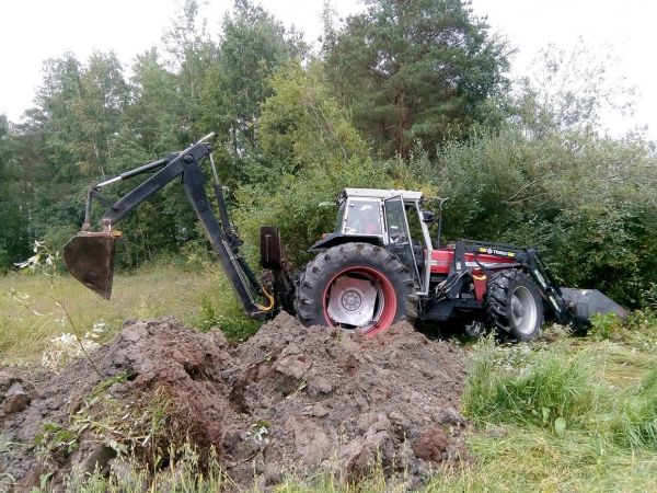 Ojaa tulee Vol.2017
Massey-Ferguson 399 & Kaivuuvarustus. Traktorin tuppisovitteisiin tuleva kaivuri on sukulaisen itse tekemä. Tässä tuli taas tälle syksylle ensimmäiset + 500 metriä kaivettua ojaa uusiksi ja jonkuajan päästä kaivetaan taas seuraavalla pellolla kun kyllähän näitä peltorojekteja piisaa, jos intoa vaan tehdä.. :D  
Avainsanat: Ojankaivuuta Massey-Ferguson 399 traktorikaivuri