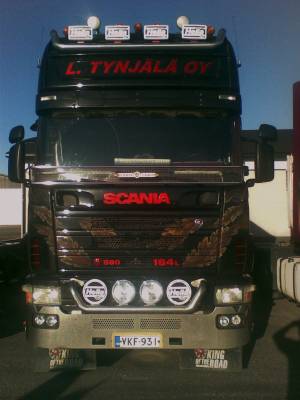 Scania 164L 6x4  "Napoleon"
L.Tynjälä Oy:n Napoleonin tie on päätynyt Käyttöauton vaihtoautoriviin 1,6 miljoonaa ajettuna. 
Avainsanat: Scania 164L 580 v8 L.Tynjälä Napoleon