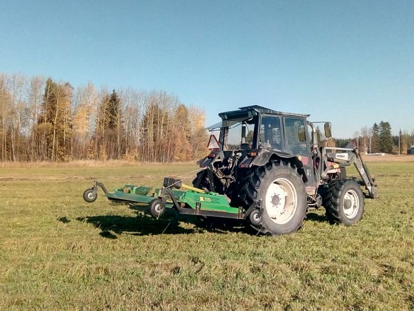 Nurmikauden 2018 "The End " 
Valmet 705 ja Kellfri K275 kasvustomurskain sai viimeiset heinäpeltojen syyssänget trimmattua sopivaan starttipituuteen tulevaa kasvukautta varten ja oli aika ottaa kauden päätösposeeraus. Kellfrin hankinta oli vähä semmoinen villikortti hihasta mutta on just passeli kampe omille kuivaheinäntuotantoon tähtääville nurmihehtaareille ja työleveys ei saisi kyllä olla senttiäkään vähemmän. Toisaalta lisäsentit työleveyteen tois hankaluuden maantieliikenteeseen, jollei mennä 6 metrin lepakkomurskaimiin :'D Joten kyseinen Kellfri hyvä kompromissi itelle 
Avainsanat: Kellfri K275 kasvustomurskain 2018 syyssängen trimmaus