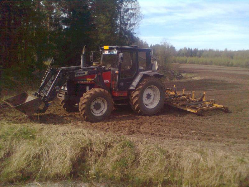 Valmet 705 & Potila 380
Kävin äesteleen ja keräileen kiviä sukulaisen apuna meijän Valmetilla. Hyviä palasia niin kelpashan nuita äestellä ilomielin ja kiviäkään ei ollu niin paljo, että ois tarvinu hulluna hikoilla :D Mitä parhainta viikonloppu ajelua siis :D
Avainsanat: Valmet 705 Vreten F16 Potila 380