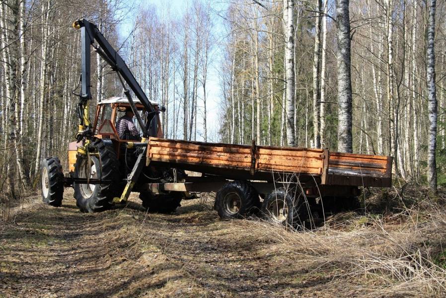 Valmet 903 sekä Vama kuormain varusteltuna tukkikouraan viritetyllä kototekosella "W-ripper" torahammas pajukouralla
Pajuja hiiteen viemäreistä jälleen kevään kunniaksi. Kuvassa Velsa jo kipannut pajukuorman jatkaan vesomista mehtikköön.. :D
Avainsanat: W-ripper pajukoura Valmet 903 Vama