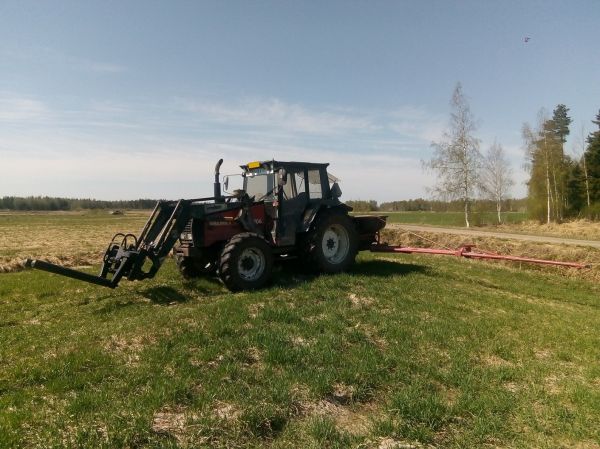 Peltokemisti touhuja 2018
Valmet 705 & Ylö Pneuma pääsi pitkästäaikaa kiitään nurmelle ajoissa jo toukokuun toisella viikolla. Kuvassa näkyy myös traktorin uusi " Aivan mahtava " Kiinalainen savupiippu.. :''D Savupiipun erottaa pakoputksesta se, että pakoputkessa on äänenvaimennin. Tällä kiinalaisella savupiipulla ääni ei kyllä pienene oikeastaan ollenkaan mutta tietyt äänen sävelet sen sijaan muuttuvat yläreserviin.. 
Avainsanat: Peltokemiaa