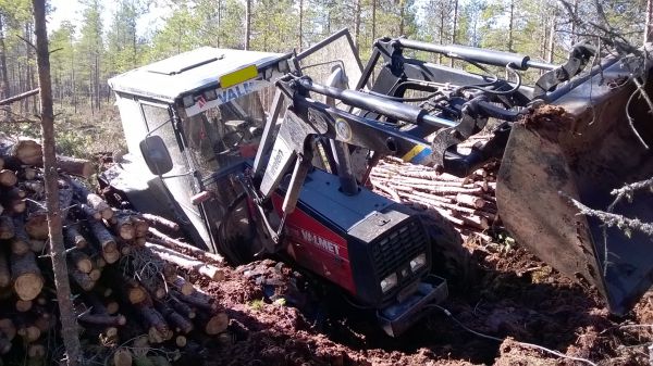 Pieni kiinnijäänti vol.2
Kun mehtäkärryyhdistelmä saatiin vihdoin nykästyä irti kuorman purkamisen jälkeen tutkailin upotuskohtaa ja silmäke josta kärryn toinen puoli meni läpi oli lyhyt sekä ajouran sivussa niin päätin tällä kertaa, että " Näin ei kannata oikeasti tehdä mutta tämän kerran lyödään maata upotusraiteeseen sen verran läheisestä ojituspenkasta, että mehtäkärryyhistelmä pääsee varmasti eteenpäin toisen traktorin apuvedolla kun kuorma on takasin kärryssä.. No kierrän silmäkkeen helposti menomatkalla hakemaan maata ojituspenkasta eikä upota yhtään kun upotussilmäkkeen saa kierrettyä hyvin ja vauhdilla. Saan mätettyä raiteisiin sen verran maata varovasti että voi sanoo raiteen olevan sen verran kantava ku tarvii kärryä ajatellen..
Avainsanat: Pieni kiinni jäänti nevalle vol2