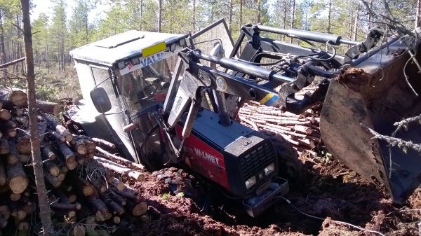 Pieni kiinnijäänti vol.2
Kun mehtäkärryyhdistelmä saatiin vihdoin nykästyä irti kuorman purkamisen jälkeen tutkailin upotuskohtaa ja silmäke josta kärryn toinen puoli meni läpi oli lyhyt sekä ajouran sivussa niin päätin tällä kertaa, että " Näin ei kannata oikeasti tehdä mutta tämän kerran lyödään maata upotusraiteeseen sen verran läheisestä ojituspenkasta, että mehtäkärryyhistelmä pääsee varmasti eteenpäin toisen traktorin apuvedolla kun kuorma on takasin kärryssä.. No kierrän silmäkkeen helposti menomatkalla hakemaan maata ojituspenkasta eikä upota yhtään kun upotussilmäkkeen saa kierrettyä hyvin ja vauhdilla. Saan mätettyä raiteisiin sen verran maata varovasti että voi sanoo raiteen olevan sen verran kantava ku tarvii kärryä ajatellen..
Avainsanat: Pieni kiinni jäänti nevalle vol2