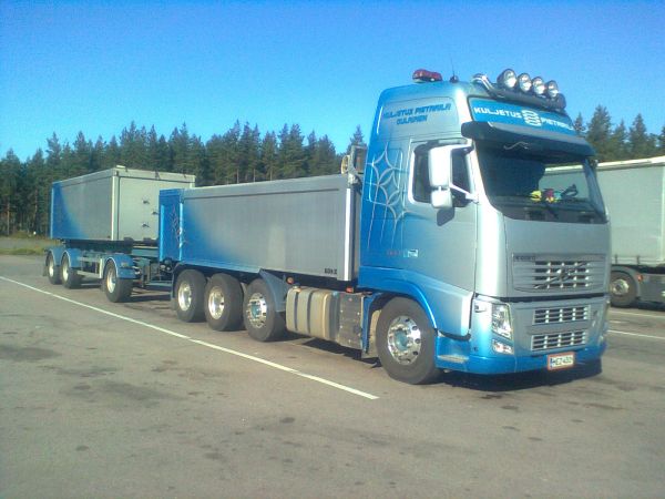 Volvo FH13 - 500 & Kome automaattikasetti / Kuljetus Pietarila
Useasti nähty, harvoin kuvattu.. Sama väritysteema löytyy useammasta autosta..
Avainsanat: Volvo FH13 Pietarila Kome