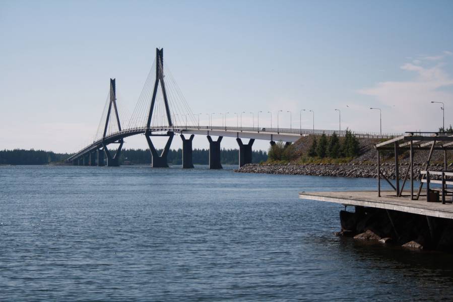 Juhannuksen kunniaksi Suomalaista postikorttimaisemaa- Raippaluodon silta
Henkilöauto sillalla antaa hiukan kokoluokkaa sillalle. Toki paremmin sillan koon olis huomannu, jos olis saanu sen sorakasettiauton ikuistettua tuonne sillalle, se nimittäin näytti kans aika pienelle tuolla sillalla.. :D 
Avainsanat: Raippaluodon silta