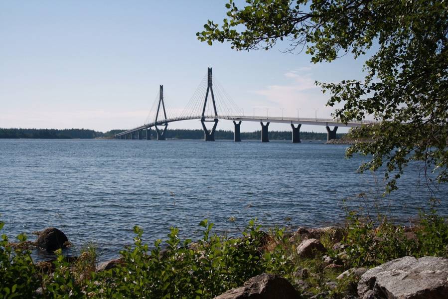 Juhannuksen kunniaksi Suomalaista postikorttimaisemaa- Raippaluodon silta
Löytyy Vaasan tienoilta ja hieno nähtävyys poutaisella kelillä. Hiukan kans ihmetyttää ku ensimmäisen kerran ajaa autolla sillasta yli :D
Avainsanat: Raippaluodon silta